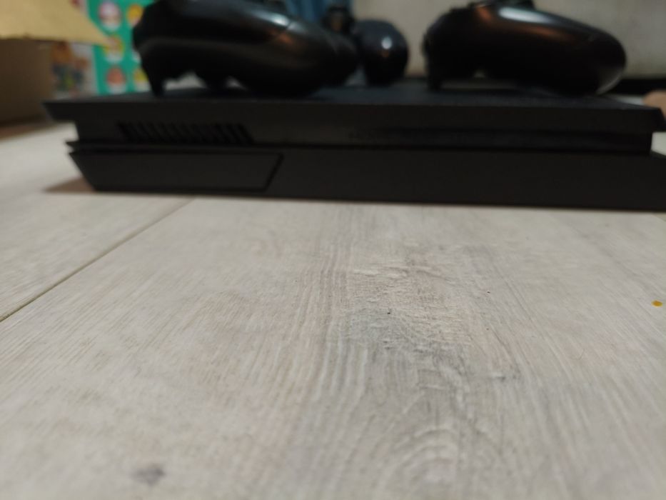 PlayStation 4 Slim 1TB / PS4 + 2 controllere