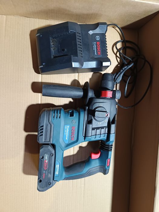 Bosch rotopercutor cu acumulator și incarcator