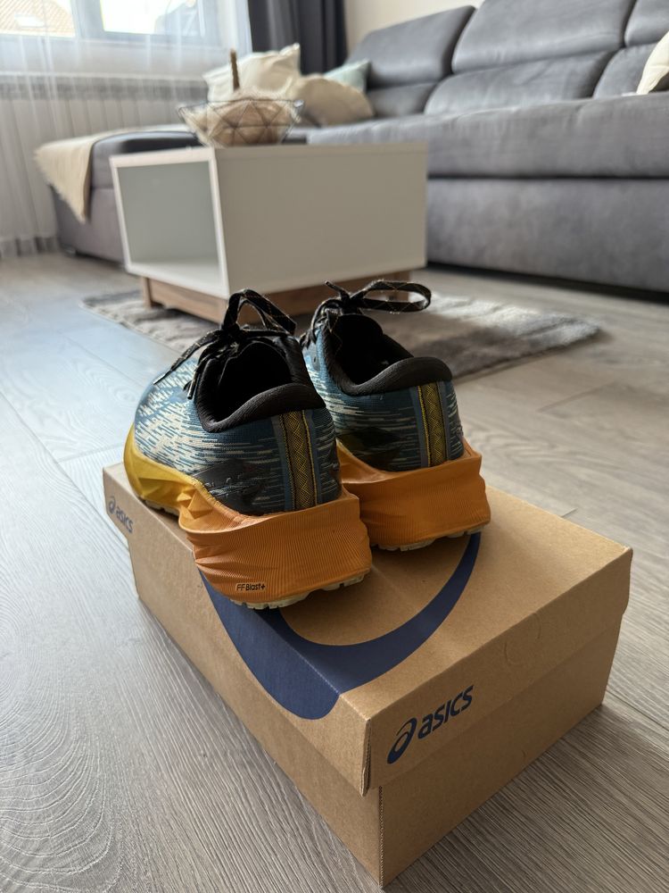 Маратонки asics.