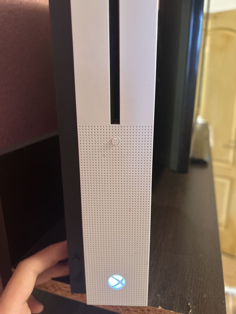 Xbox One S (500gb) +1 controler,6 jocuri fizice
