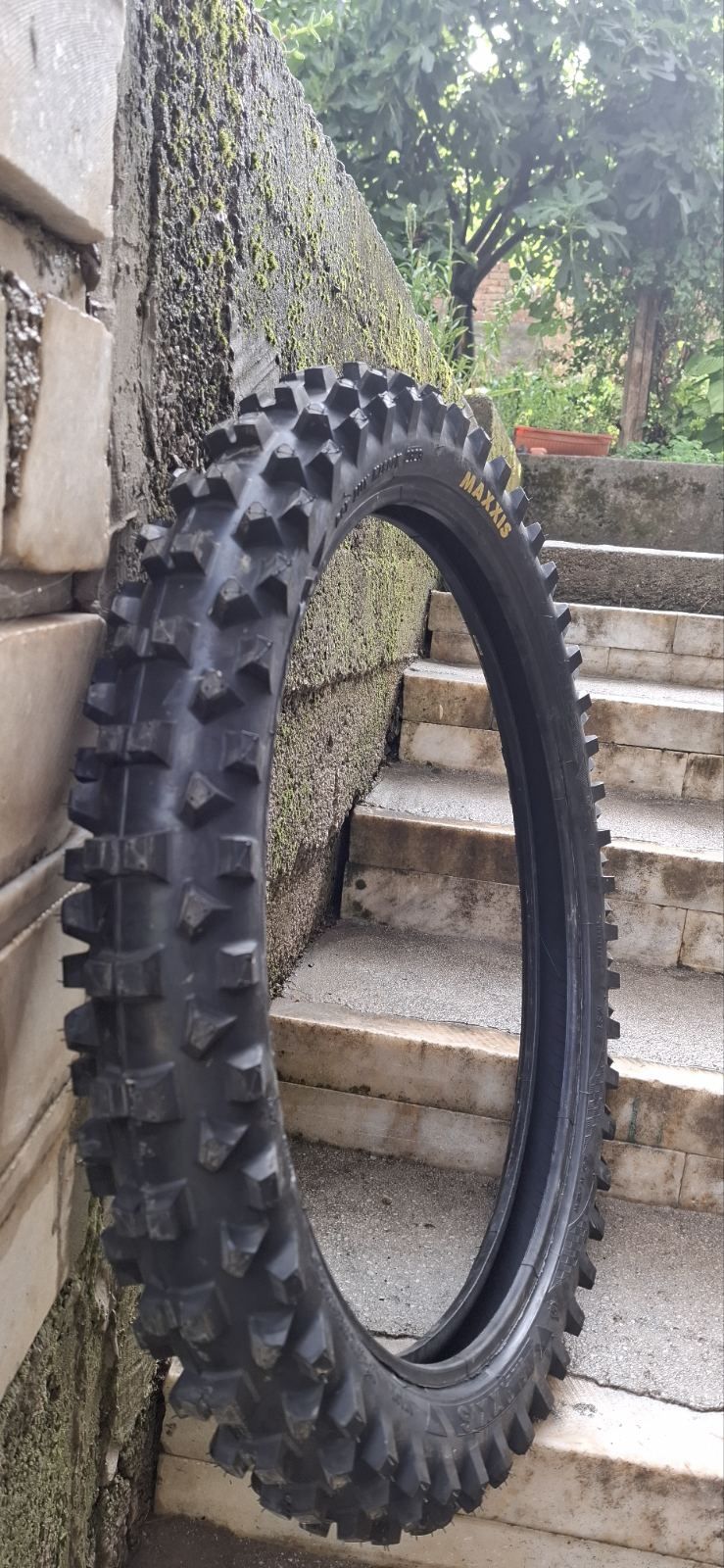 !!! продавам задна и предна гума MAXXIS!!!