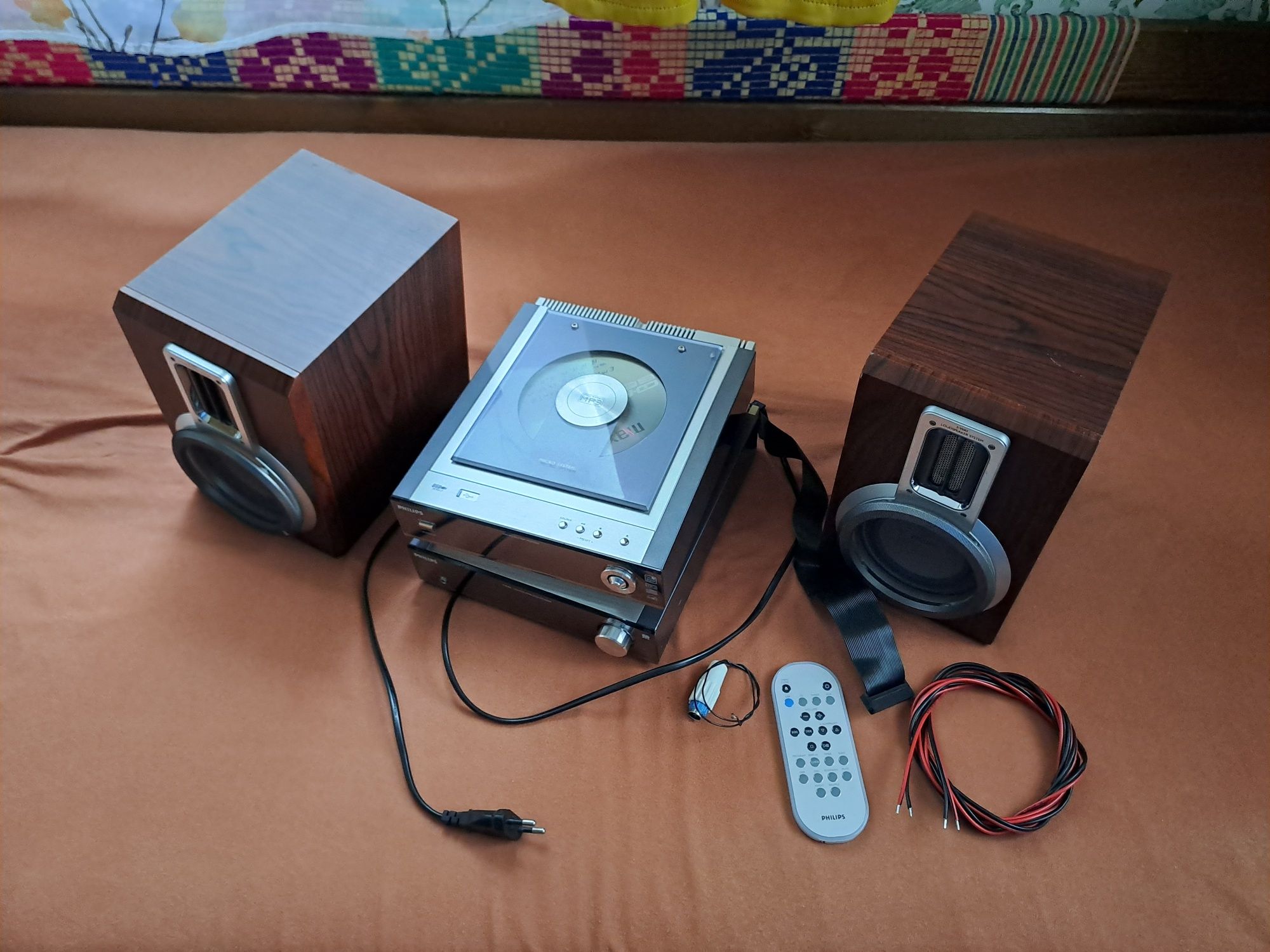 Micro sistem audio Hi-Fi Philips MCM700/12
Model: RM-805
Material: ABS