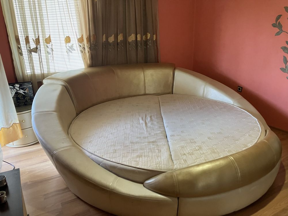 Кръгла кожена спалня+2бр. кръгли кожени нощни шкафчета
