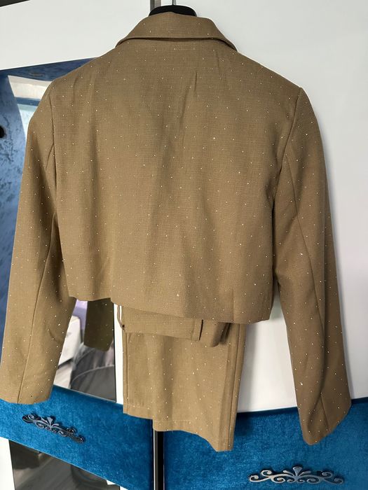 Дамски костюм с камъни