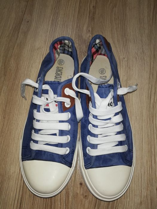 Tenesi băiat noi nepurtati