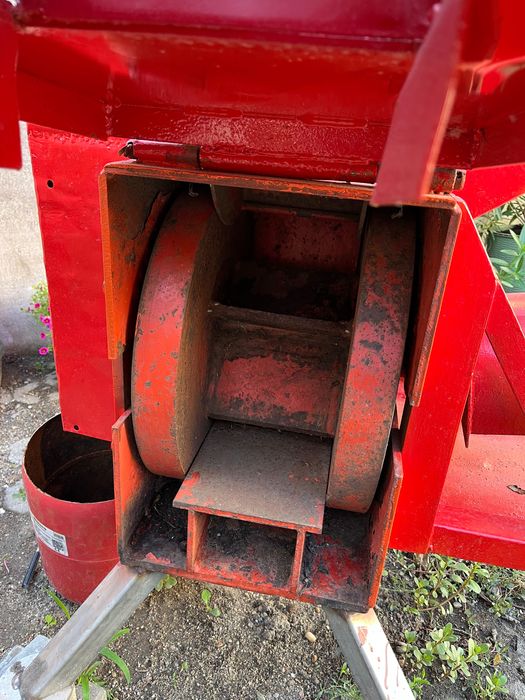 Tocator crengi actionat de Tractor