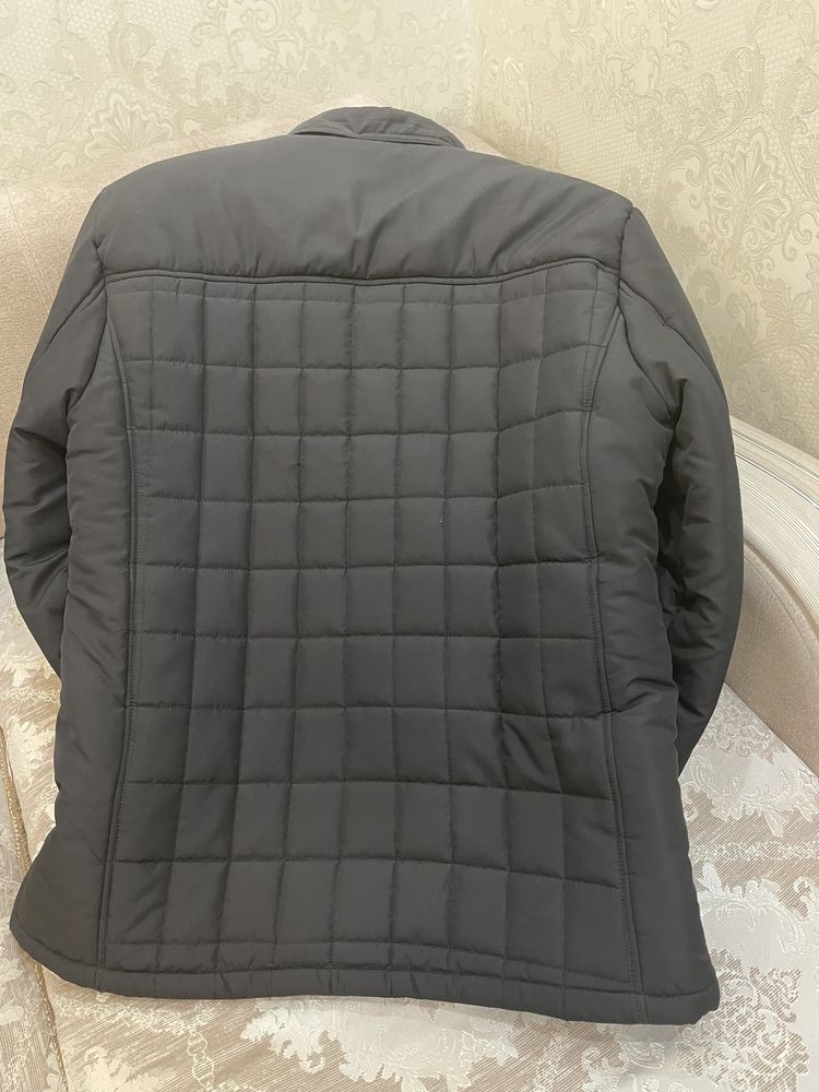 Мужская зимняя куртка черного цвета