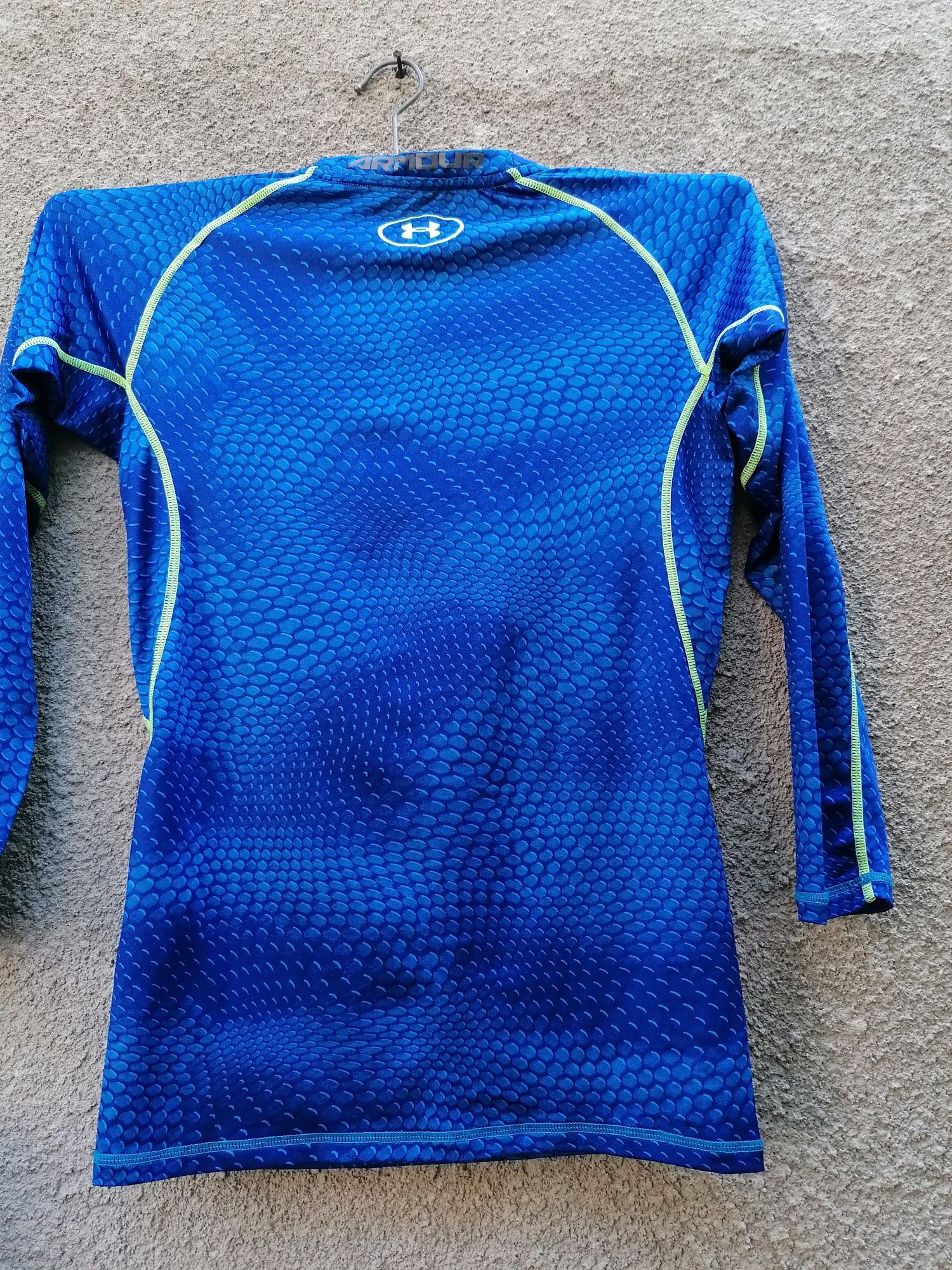 Продавам чисто нова бързосъхнеща тениска Under Armour