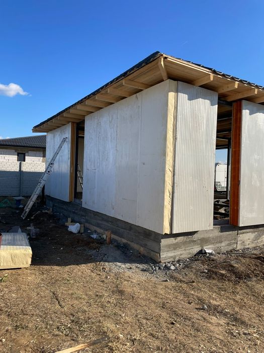 Vand casa pe structura metalica