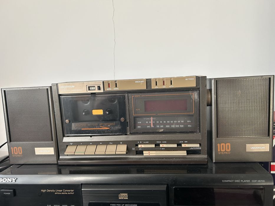 Linie/ combina Philips, radiocasetofon Universum