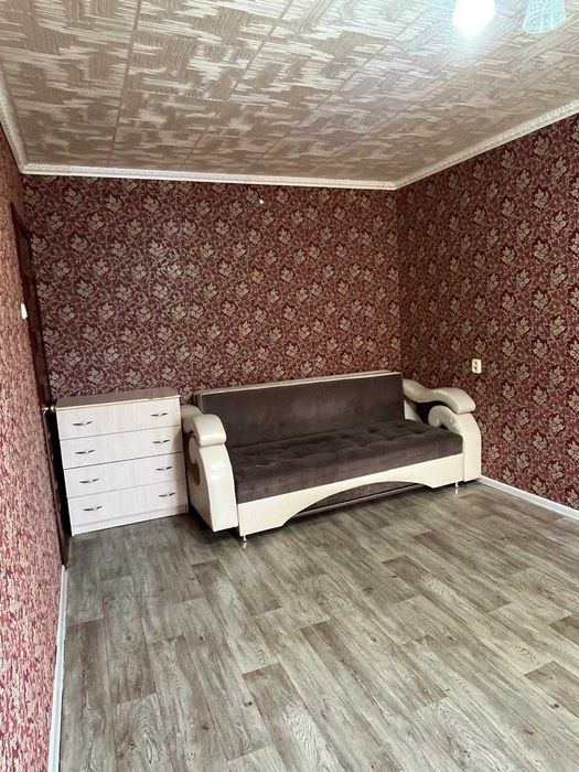 Продам 1 комнатную на 7 мкр 1970 года на 4/5 эт  не угловая.