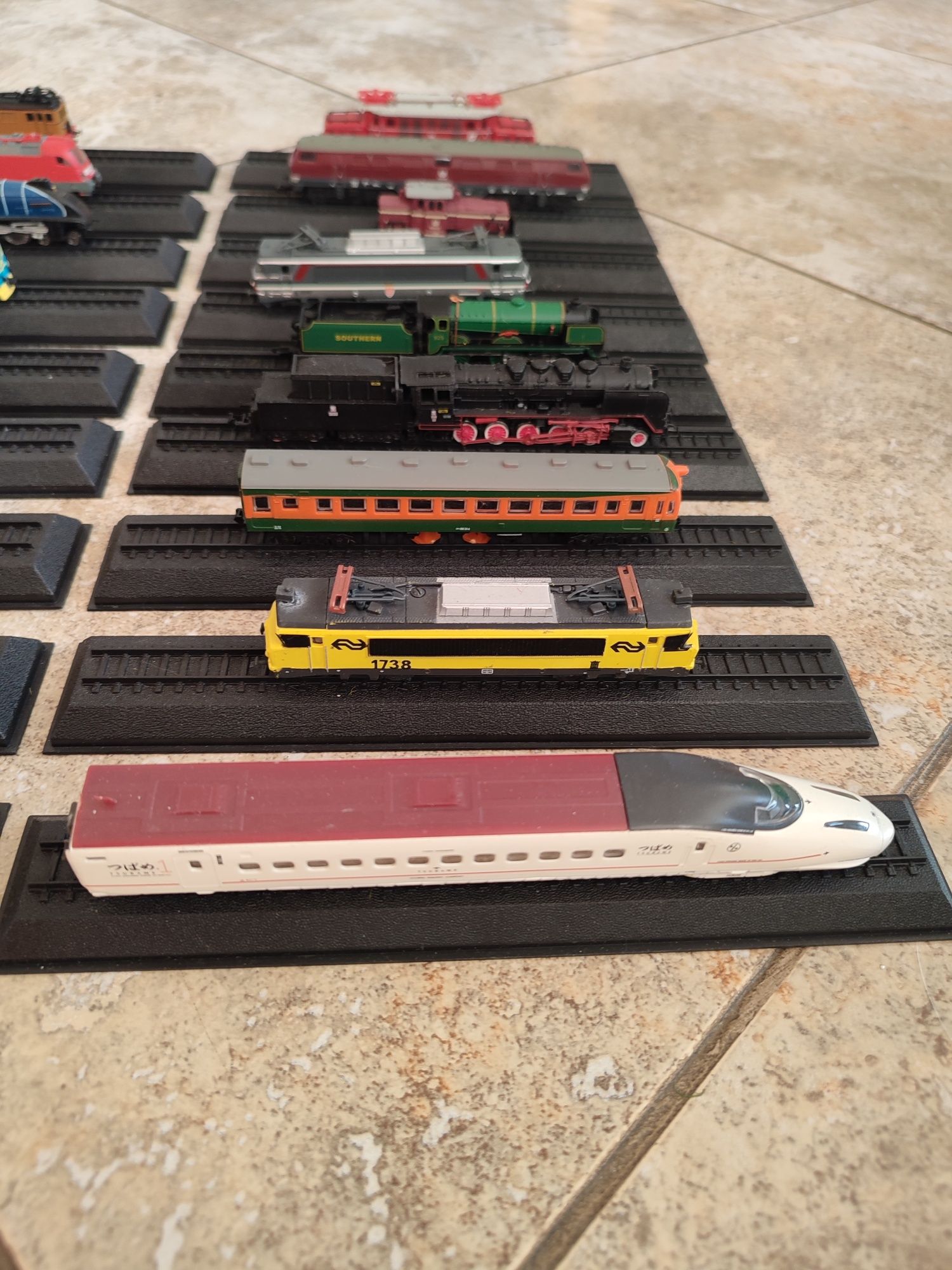 Lot 27 locomotive scara N machete statice