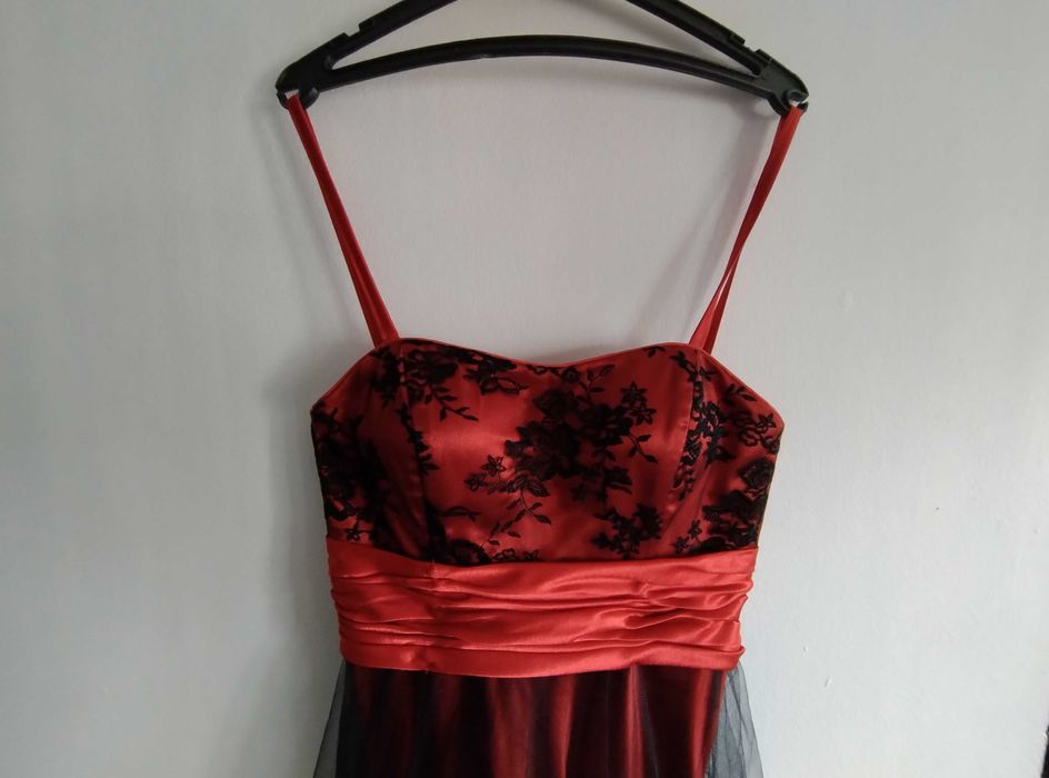 Класическа рокля в червено и черно