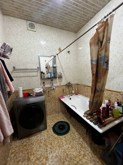 Продам чиланзар 1.  Трёх комнатная.  Высокопотолочка