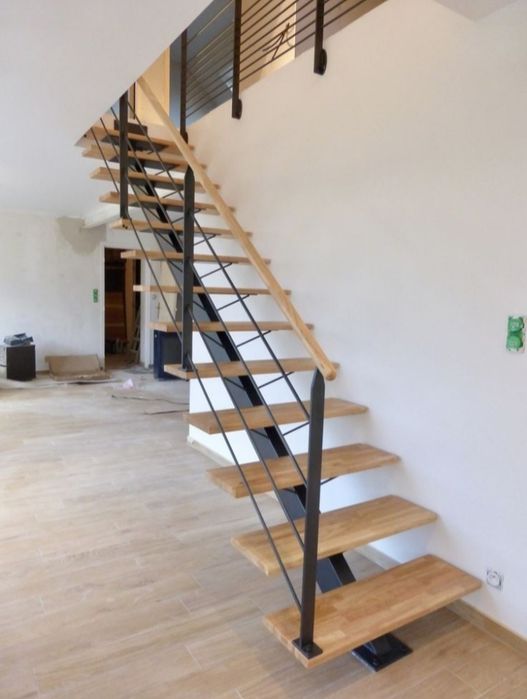 Realizăm: Scări metalice pe un vang central