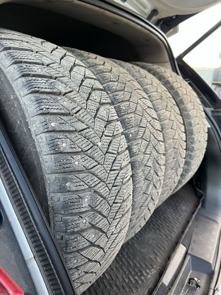 Triangle (  шипы )  . 225 / 605 R17 в отличном  состоянии .