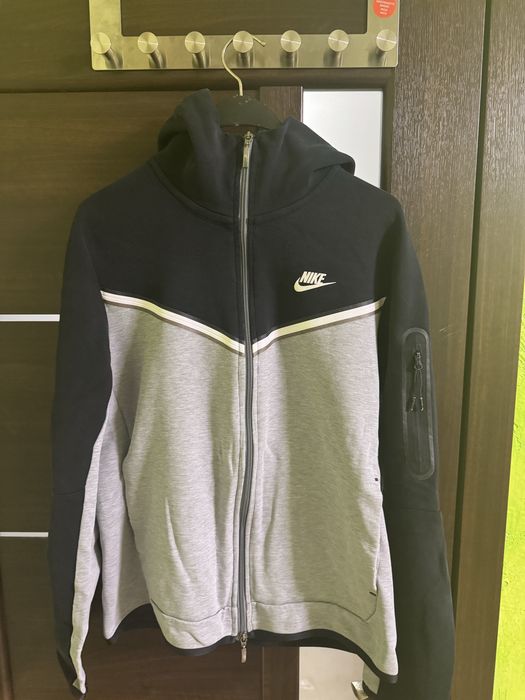Продавам Nike Tech Fleece горнище