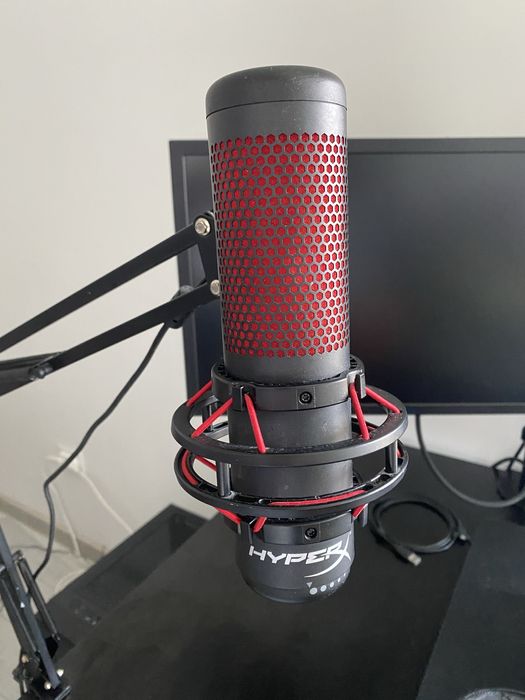 Microfon HyperX QuadCast + Brat pentru birou