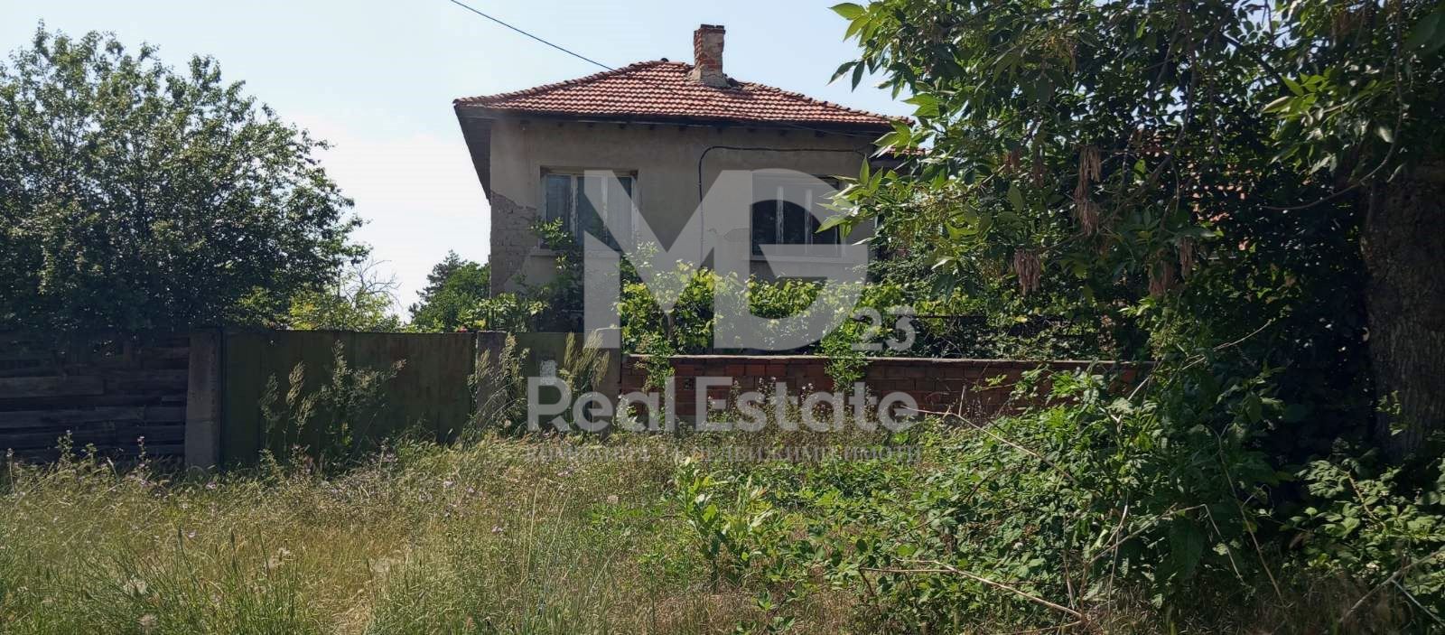 Двуетажна къща в Центъра на село Труд