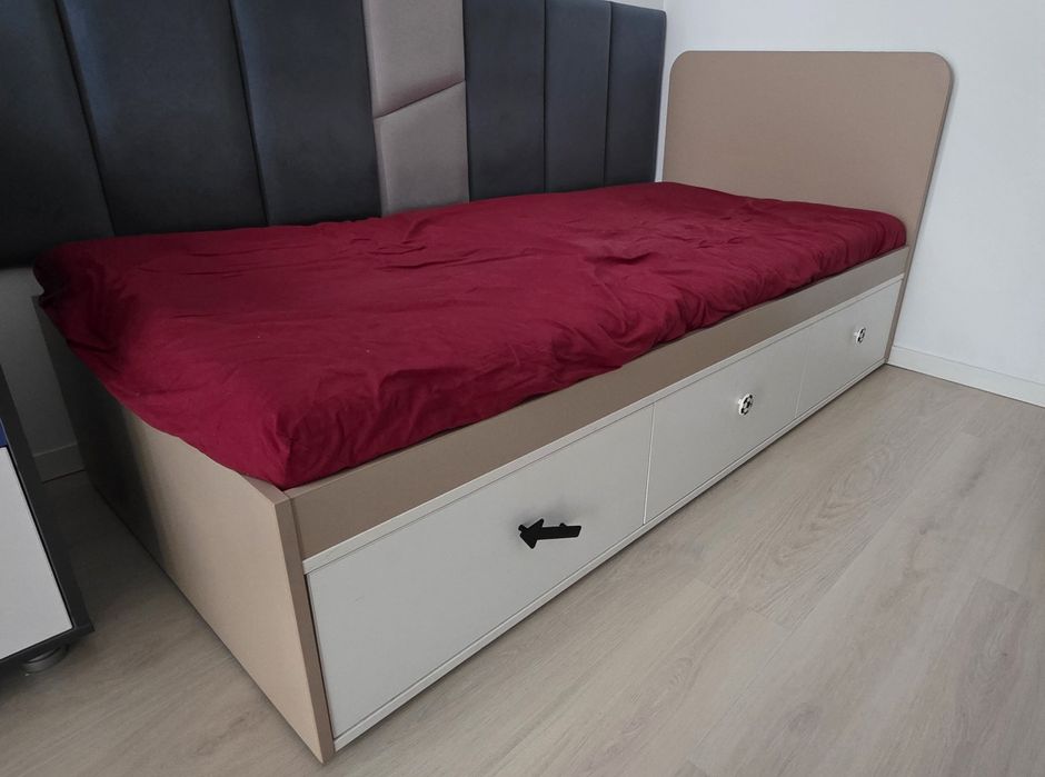 Pat făcut pe comandă – masiv, cu somieră întreagă și spațiu de depozit