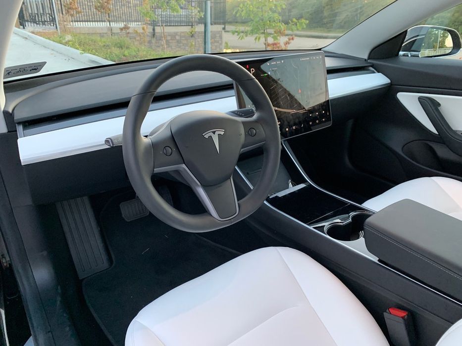 Продам tesla model 3, 2020, американка, жемчуг с белым салоном.
