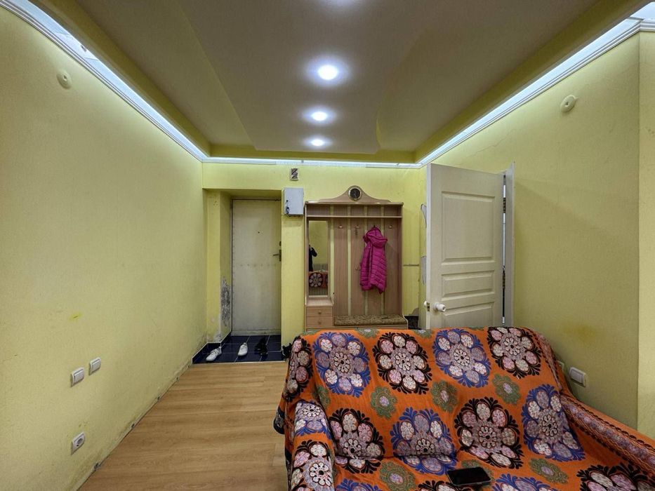 Срочно! Квартира на Юнус Раджабий 3/2/4 общ пл 65м балкон 2*6