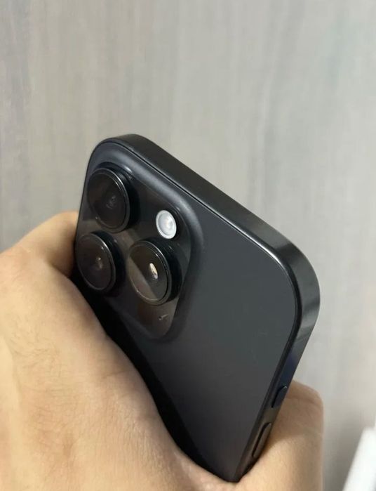 Vând iPhone 16 pro titanium