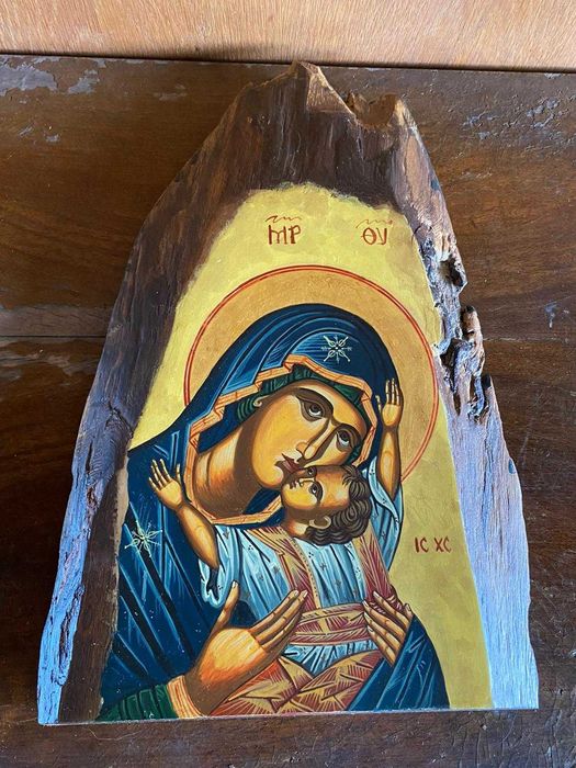 Cos impletit, covata, matura paie, icoane pe piatra si cruce lemn