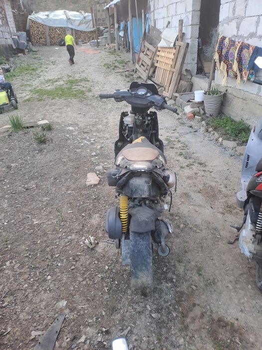 Vând scuter aprilia SR și un rally