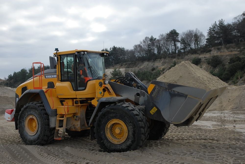Inchiriere buldoexcavator Bobcat miniexcavator buldozer compactor