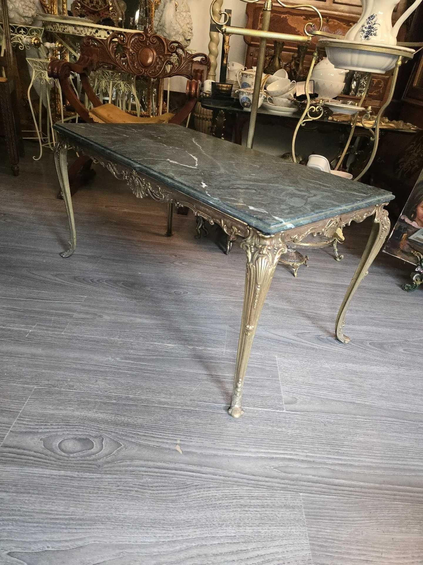 Masuta cu picior de bronz și blat de marmura.