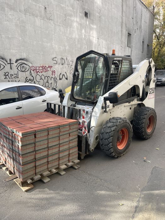 Bobcat de inchiriat perie colectoare,cupa,lame 3.5t,mini incaracator