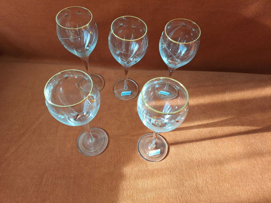 Pahare vechi pentru vin, model deosebit, buza + model aurit, buc = 5