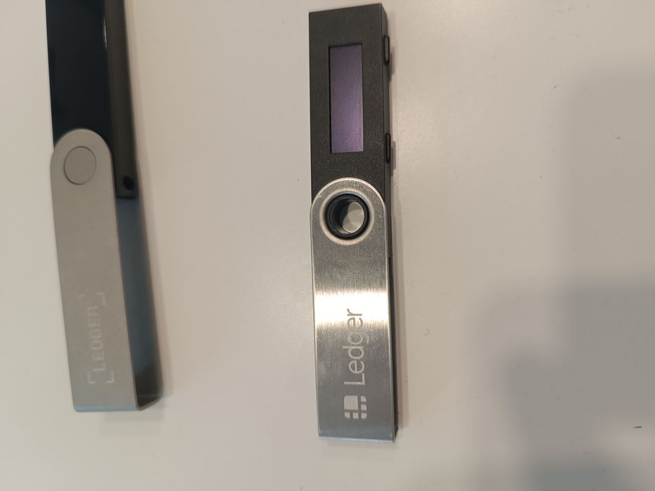 Vând Ledger Nano S + Ledger Nano X – Portofele hardware pentru criptom