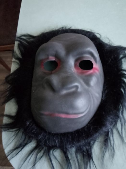 Маска гориллы и шляпки новогодние