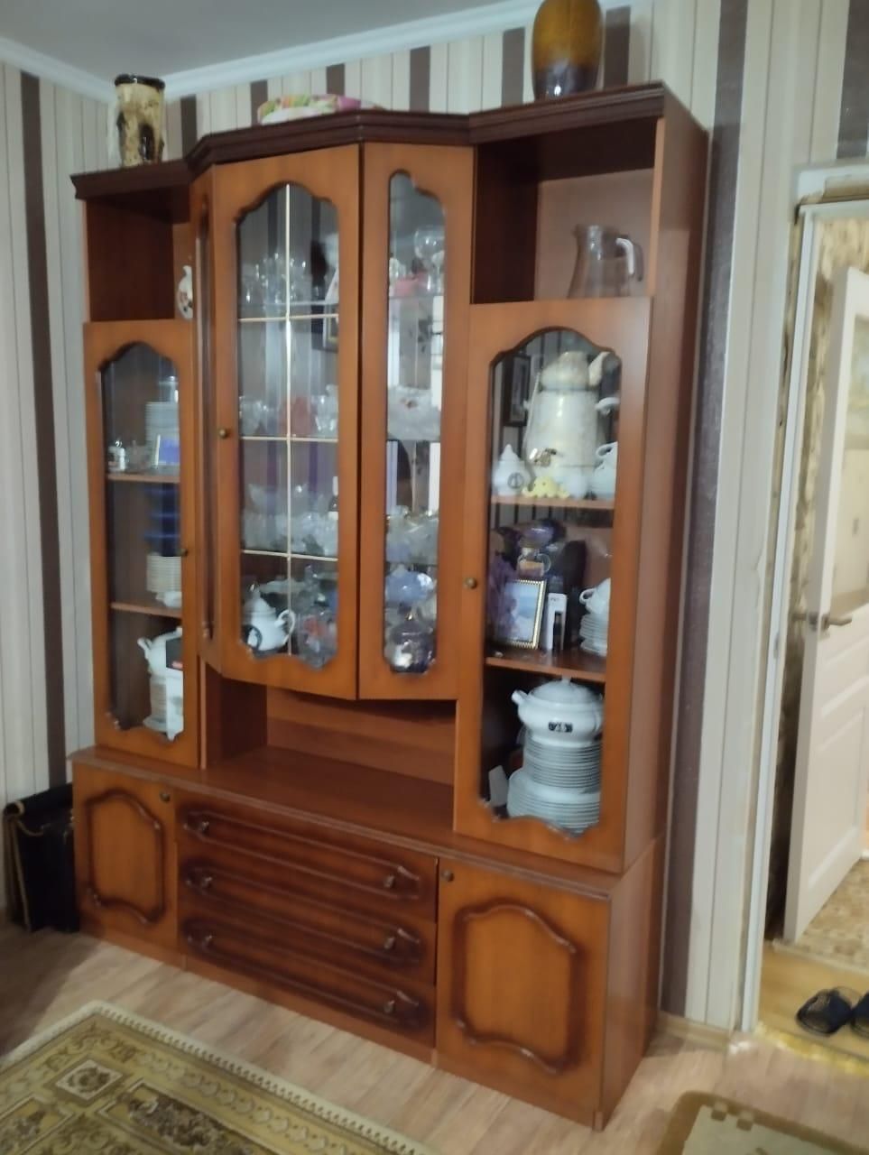 Продам шкаф сервант