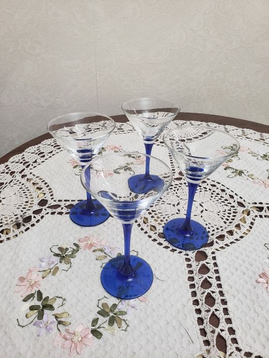 бокалов для мартини с синими ножками.