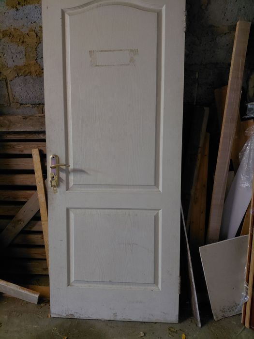 Продам межкомнатную дверь с ручкой и замком.