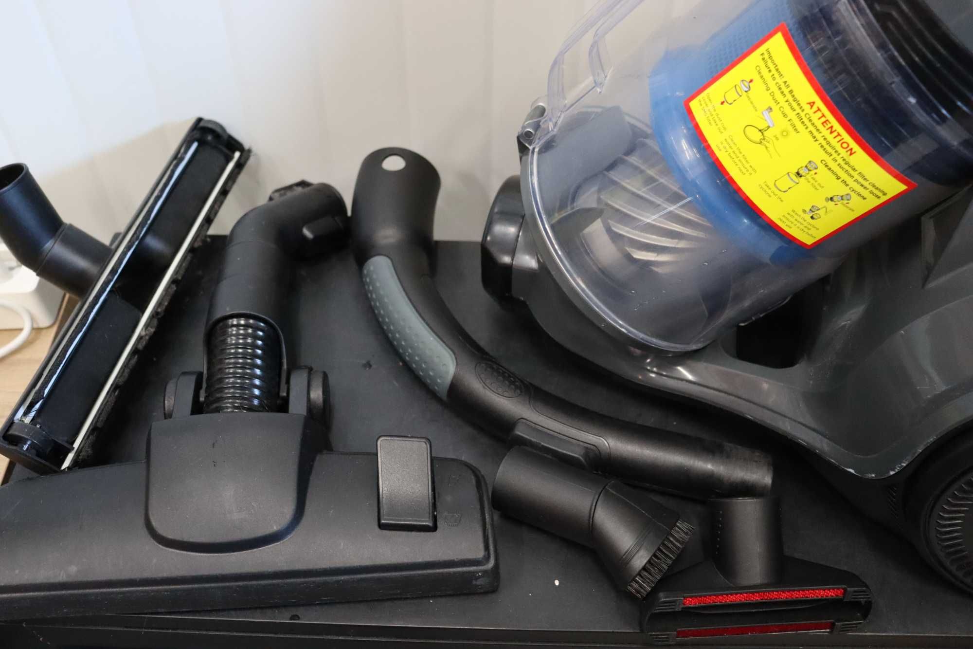 Цилиндрична прахосмукачка Amazon Basics без торба за прах, 2,5L 700W