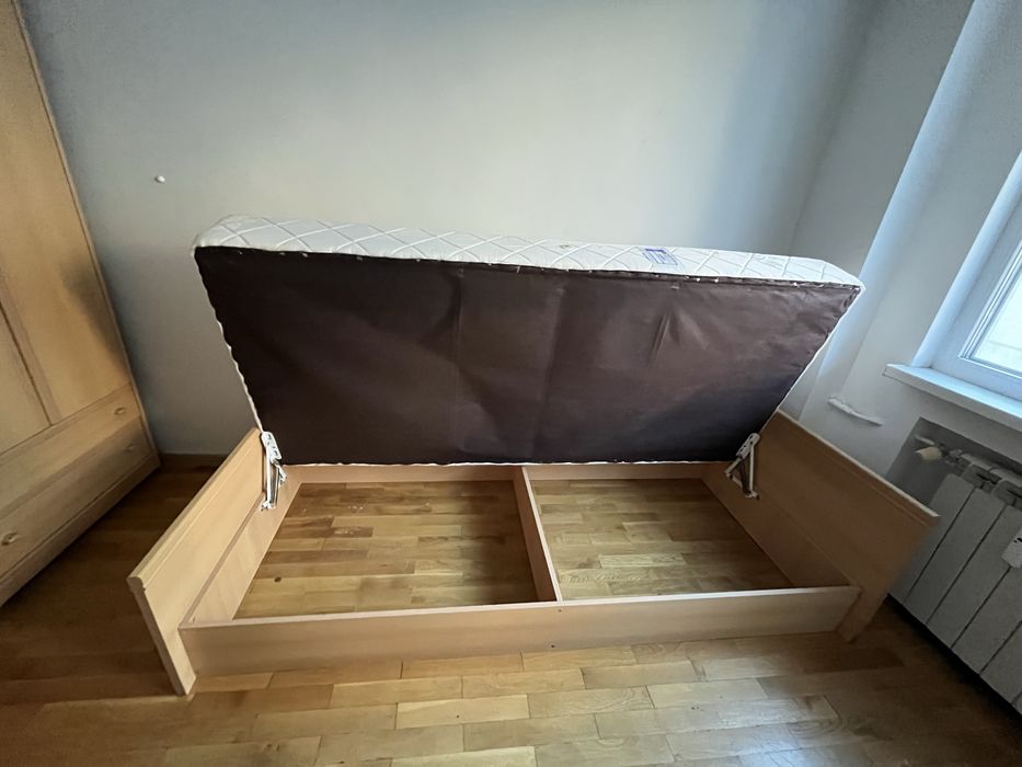 Обзавеждане за стая: легло с матрак, гардеров, шкаф, бюро и етажерки