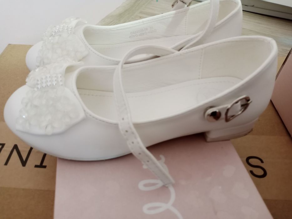 Бели детски официални обувки