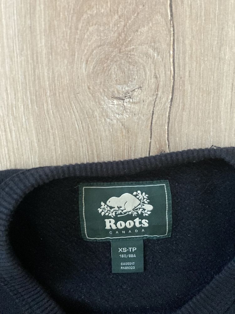 Черен суичър Roots