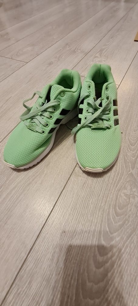 Vând pantofi sport Adidas torsion zx