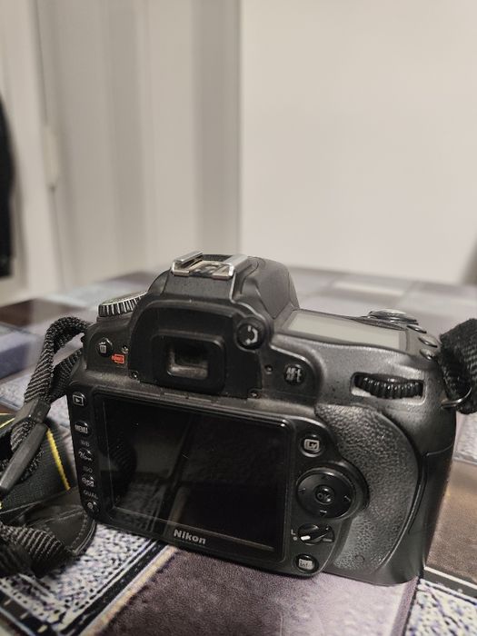 NIKON D90 + obiectiv AF-S 18-105mm