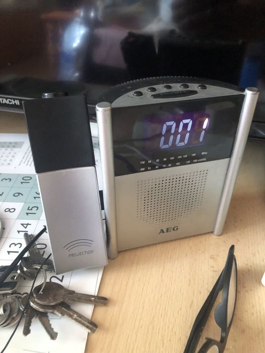 radio cu ceas cu proiecție de la AEG.
