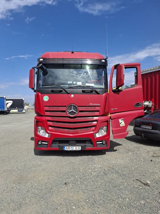 Cap tractor Mercedes Benz Actros si  remorca Krone Mega