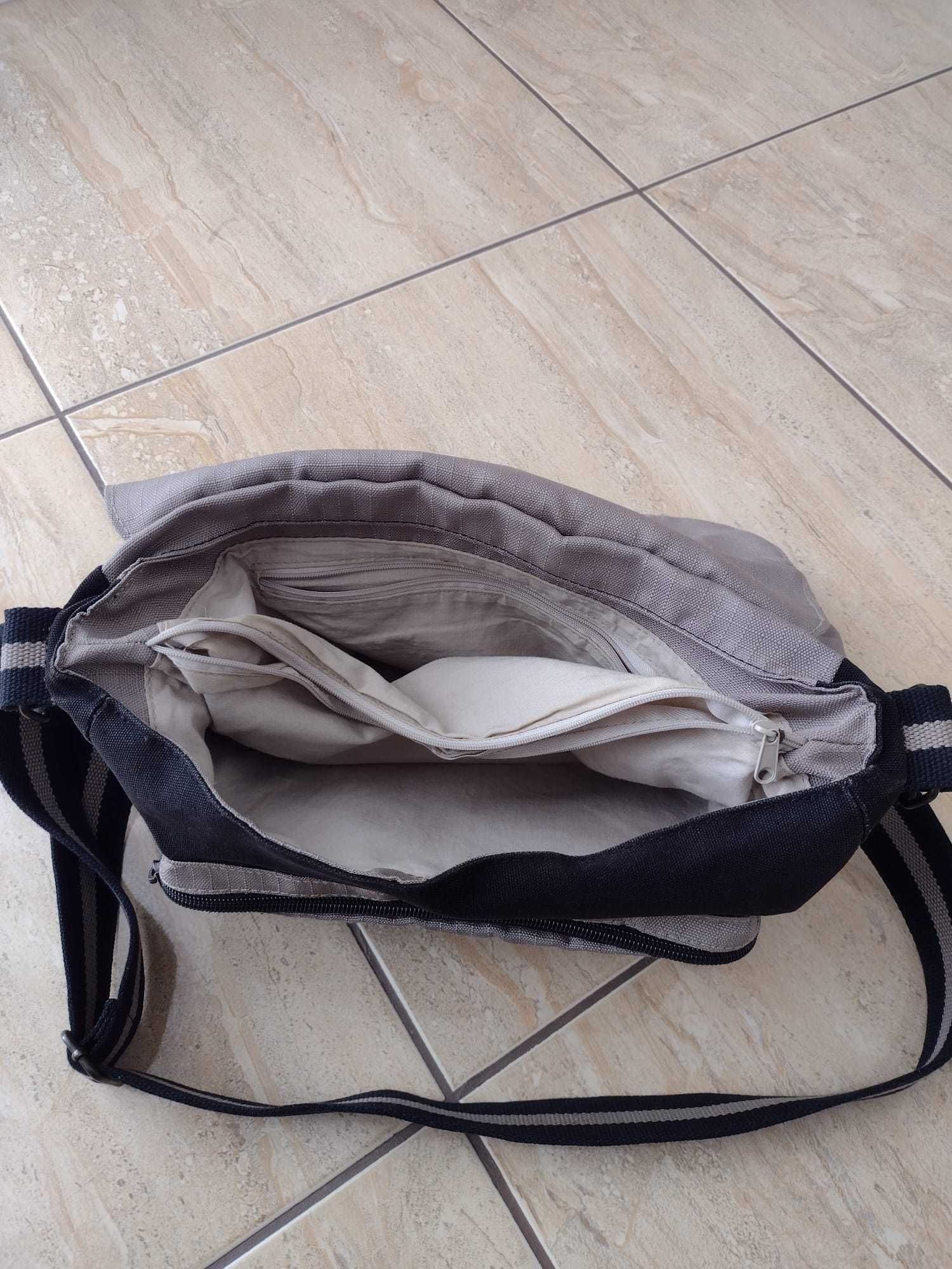 Geanta din material textil gros.