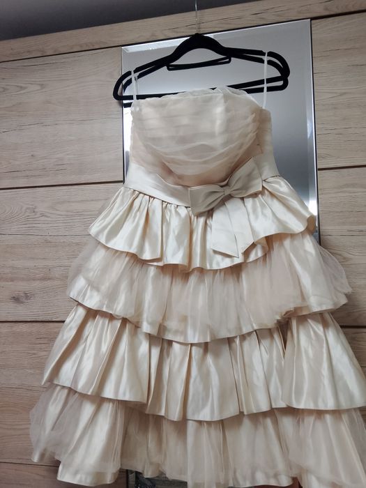 Продам вечерние платья. Разные 4 штуки.