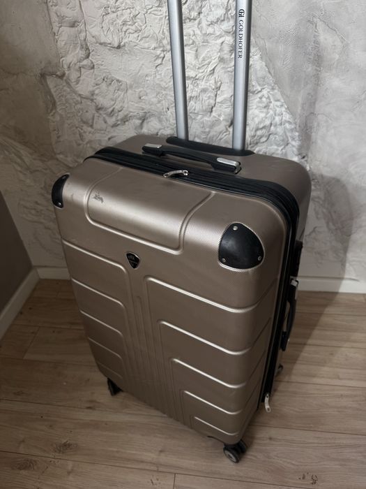 Чемодан дорожный  в отличном состоянии