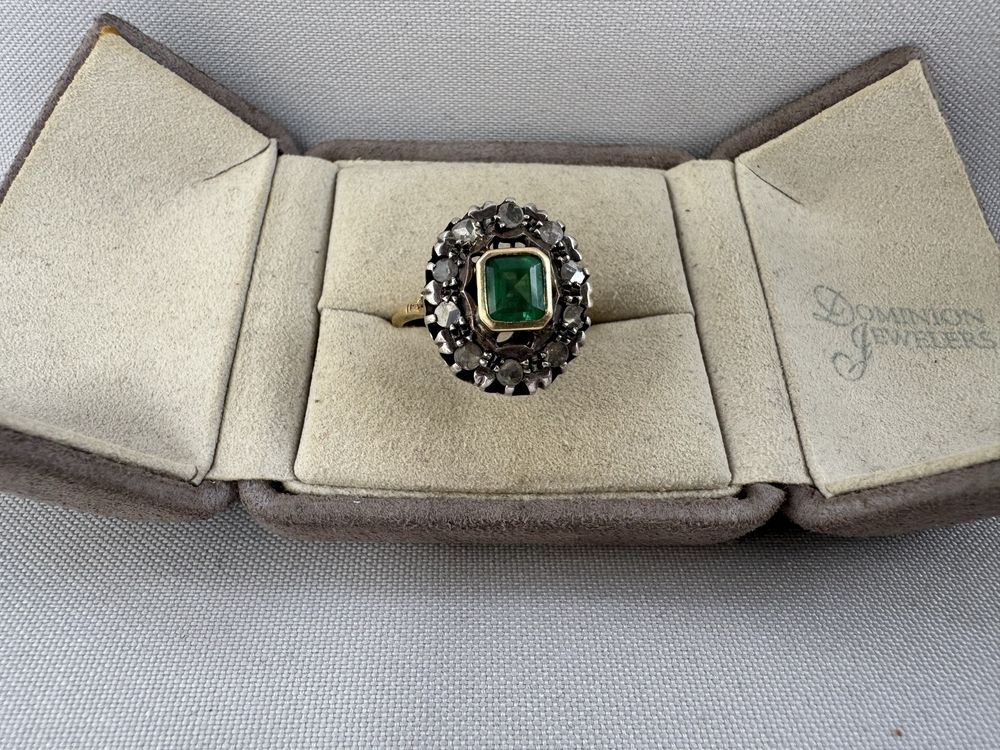 Inel din aur, smarald si diamante montate in argint